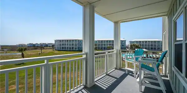 Image 4: Magnificent views of the beach