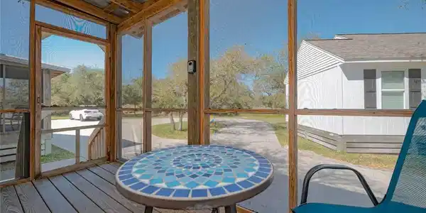 Image 4: Screened Porch