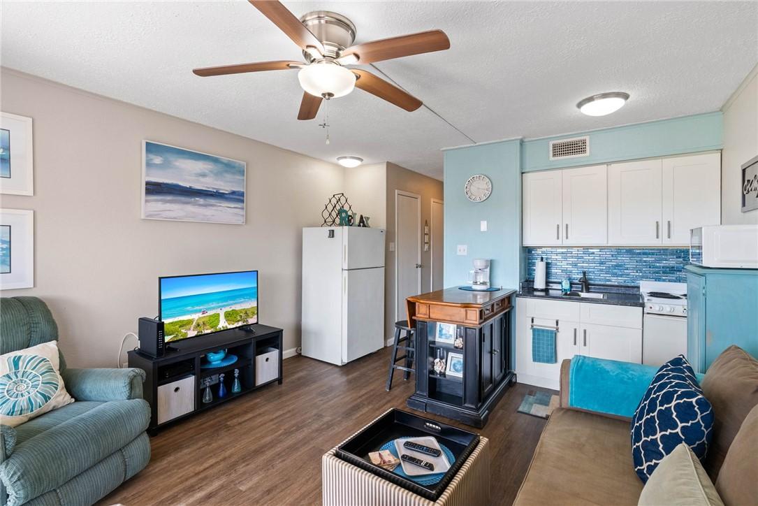 Image 3: Open living, dining and kitchen