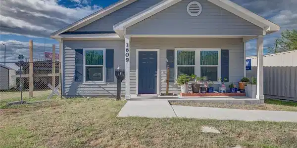 1609 W Manor Drive