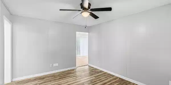 Image 4: Living room