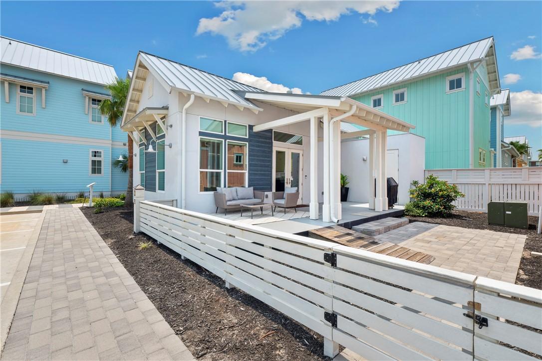 Image 3: Large fenced in Patio and yard