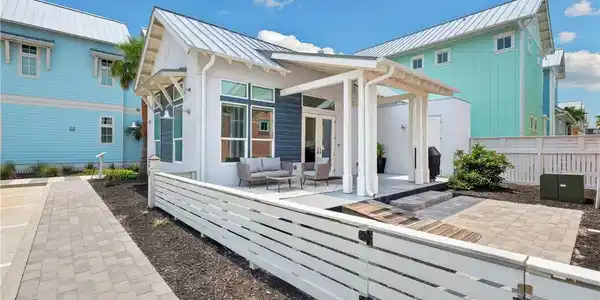 Image 3: Large fenced in Patio and yard