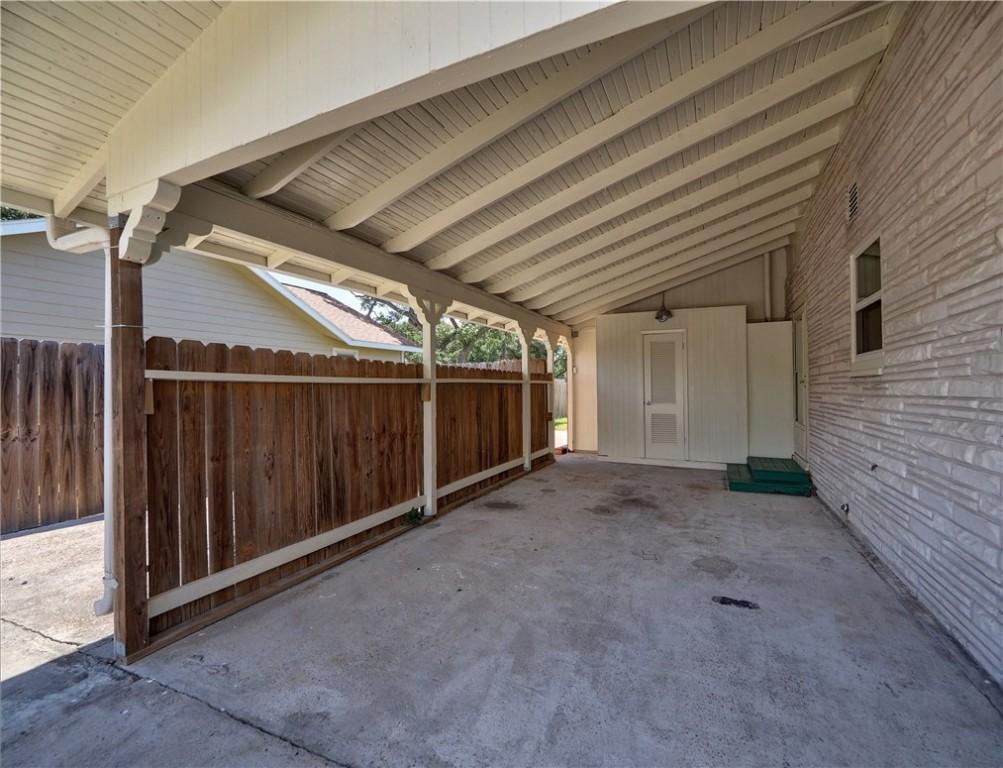 Image 3: Carport