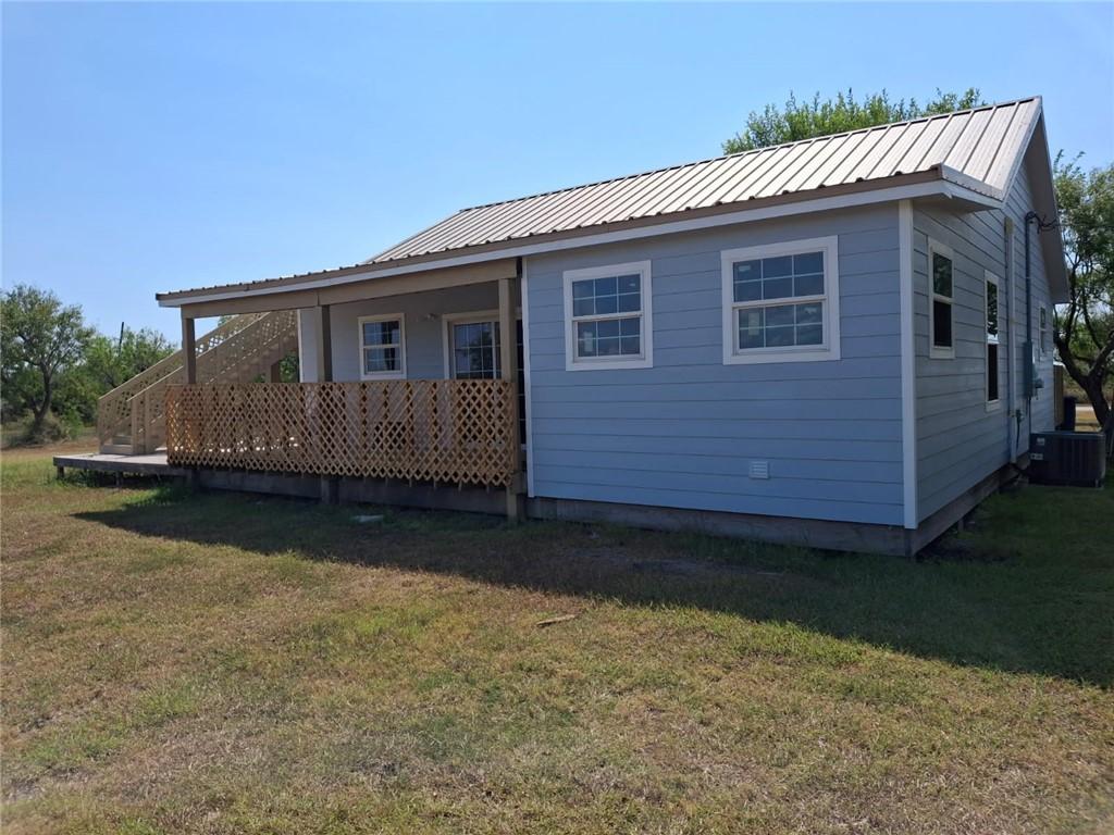 Image 4: COVERED BACK PORCH