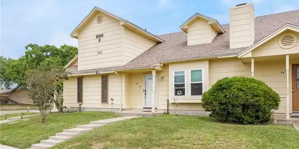 Image 2: Plenty of yard space!