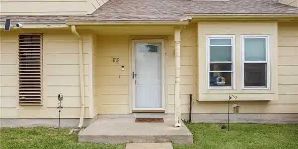 Image 3: Front Porch.