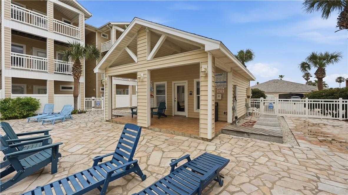 Image 4: Pool House