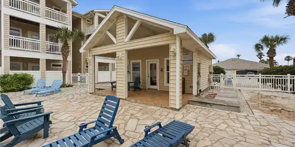 Image 4: Pool House