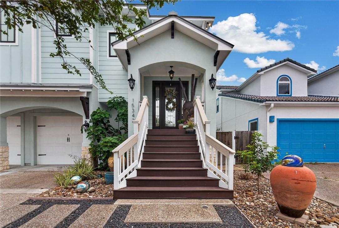 Image 3: Beautiful welcoming entry...