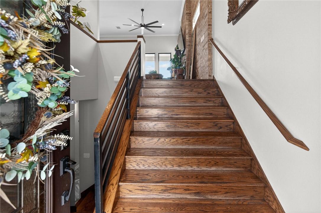 Image 4: Enter into this exquisite home....