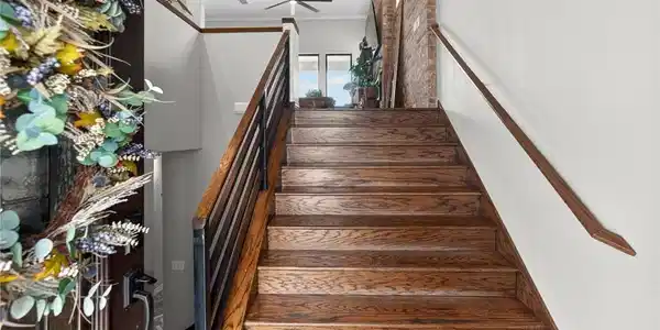 Image 4: Enter into this exquisite home....