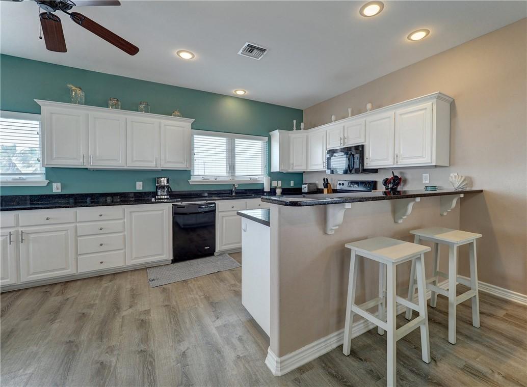 Image 4: Kitchen has a breakfast bar.