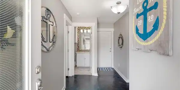 Image 3: 1st floor entry