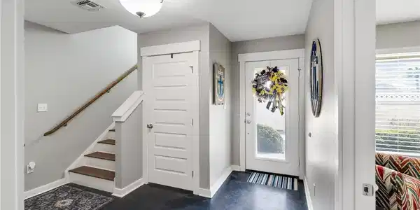 Image 4: 1st floor entry