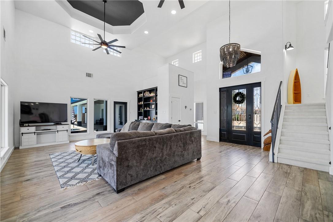 Image 3: high ceilings in the main room