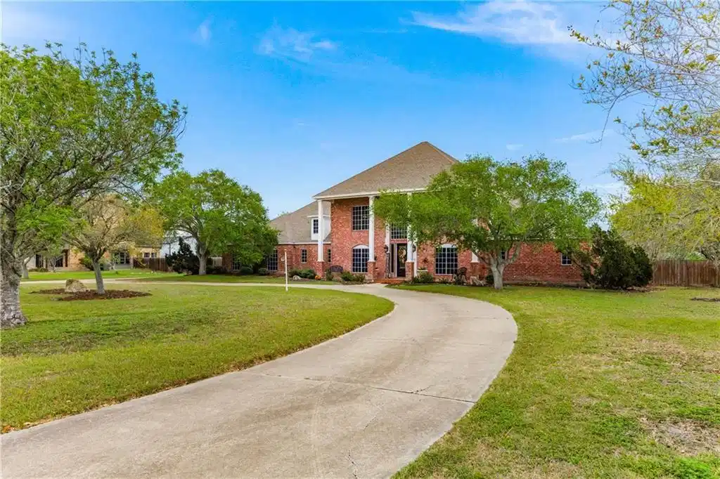 Image 1: Stately home with circular drive on almost 1.5 acr