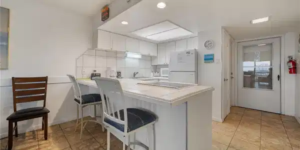 Image 2: Kitchen and Breakfast Bar