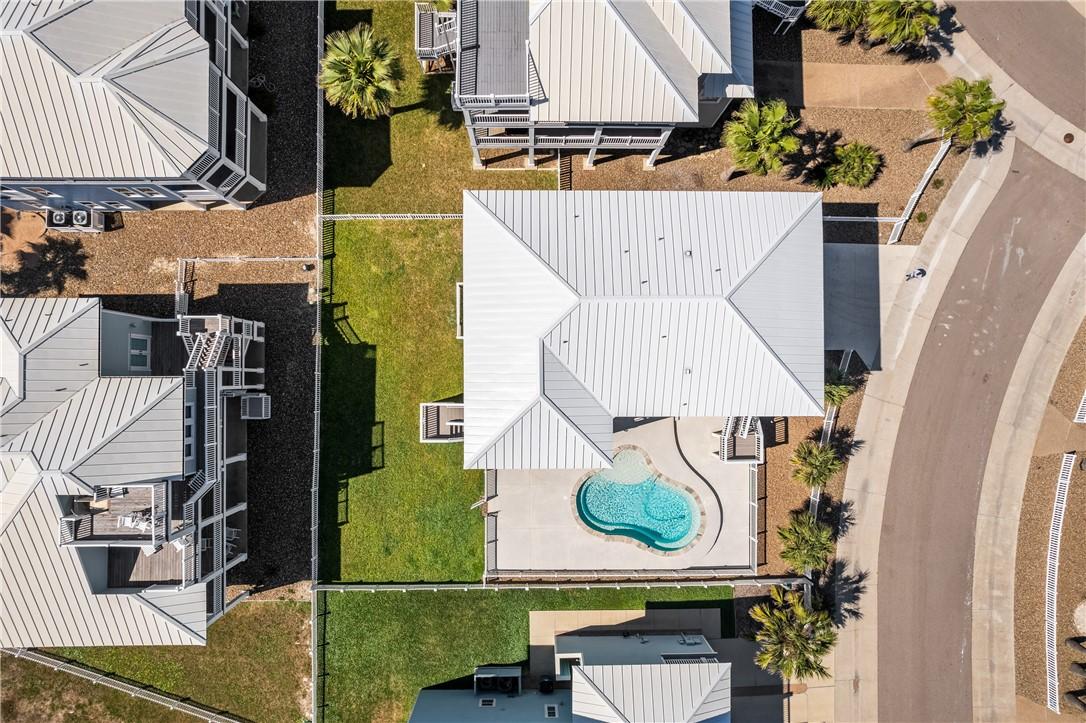 Image 4: Oversized lot with fencing separating the lawn and