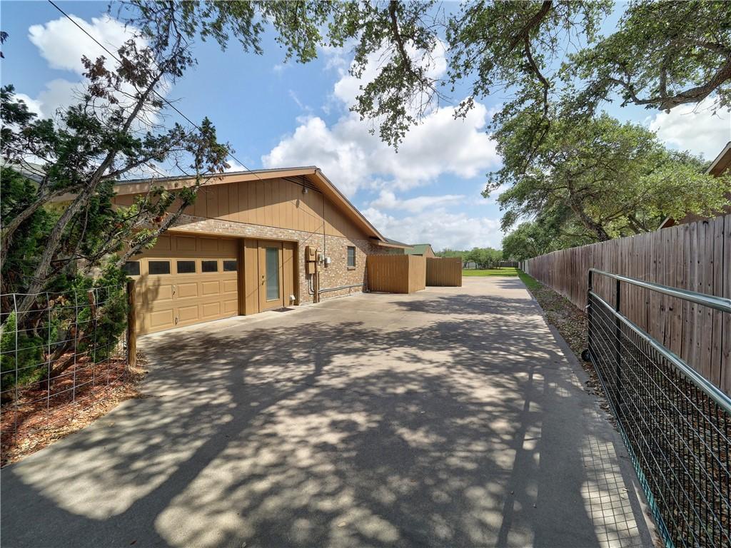 Image 3: Side / Driveway