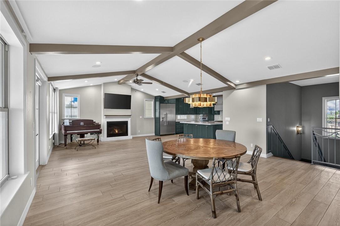Image 4: Grand room with vaulted ceiling and instant start