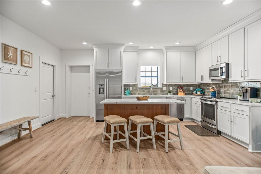 Image 4: Kitchen with Large Island, Stainless Steel Applian