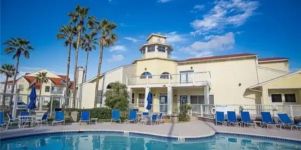Image 3: Beautiful Pool Area & Clubhouse