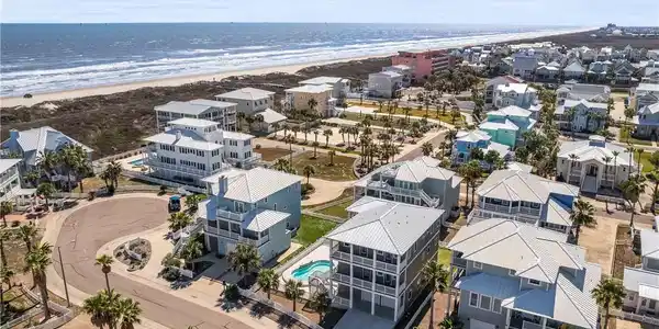 Image 3: Beachfront Community