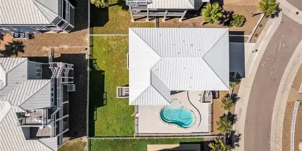 Image 4: Oversized lot with fencing separating the lawn and