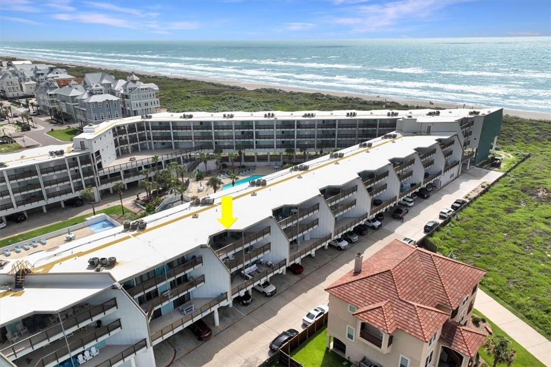 Image 2: La Mirage complex is right next to the ocean.