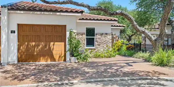 1401 Royal Oaks