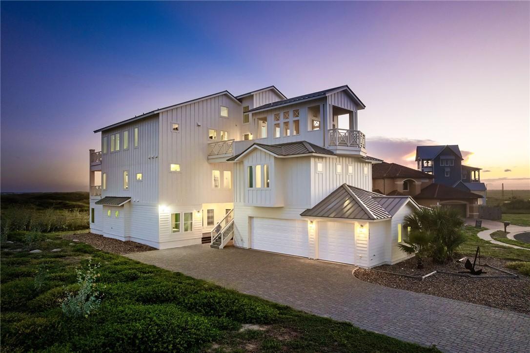 Image 3: Luxurious Beach Front Mansion!
