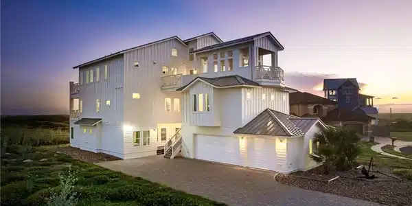 Image 3: Luxurious Beach Front Mansion!