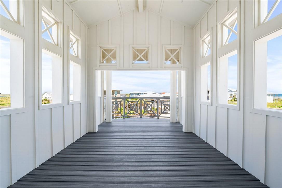 Image 4: 3rd Floor entertainment Balcony! Picture a grand c