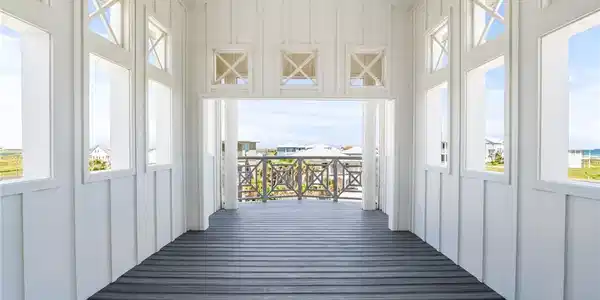 Image 4: 3rd Floor entertainment Balcony! Picture a grand c