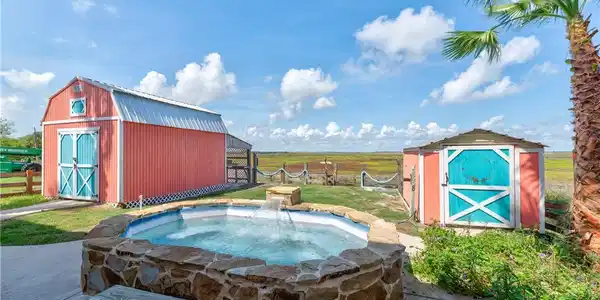 Image 4: Pool and additional storage buildings.