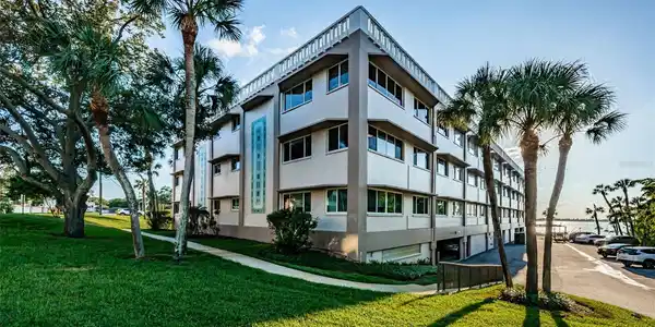 100 BLUFF VIEW