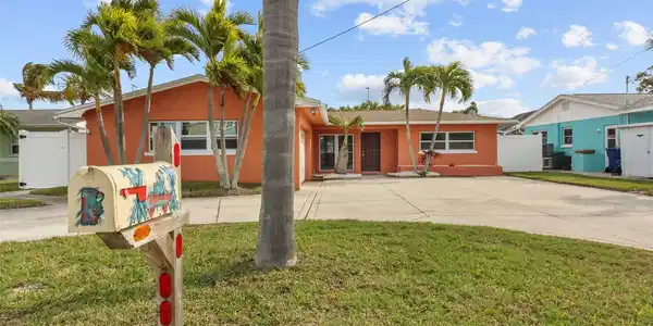 537 CRYSTAL DRIVE