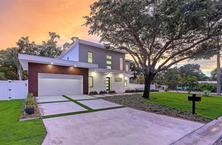 2010 HYDE PARK CIRCLE