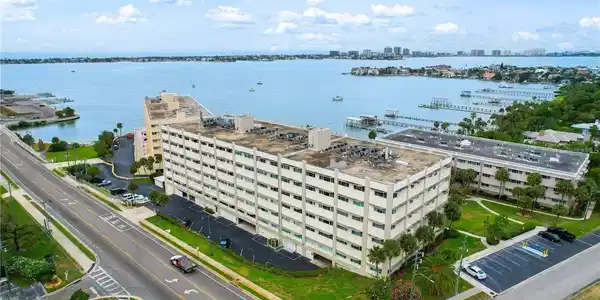 100 BLUFF VIEW