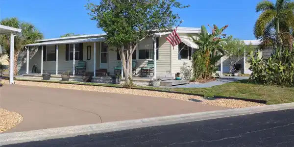 112 W SAINT JOHNS WAY