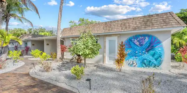 1123 CRESCENT STREET