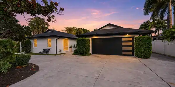 219 MIRAMAR BOULEVARD NE