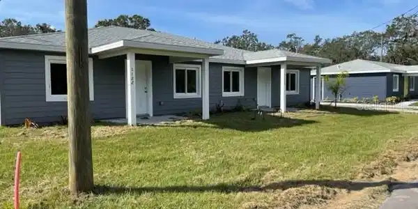 1122 8TH E