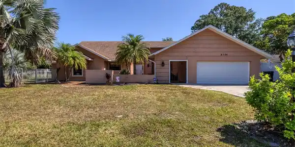 4106 AVENIDA MADERA