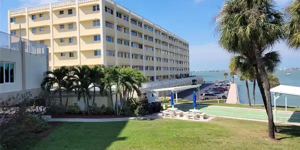 100 BLUFF VIEW