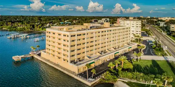 100 BLUFF VIEW