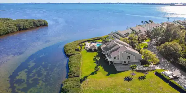 8 TIDY ISLAND