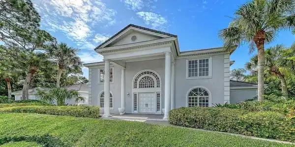 916 MACEWEN DRIVE