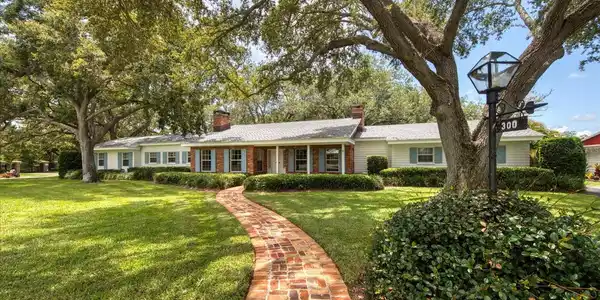 300 PONCE DE LEON